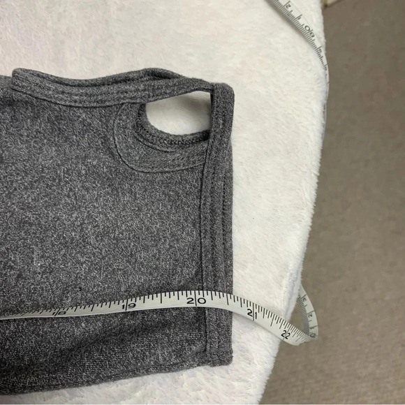 SO gray Capri leggings size XL.  Cute cutouts at the bottom of each leg - Picture 6 of 8